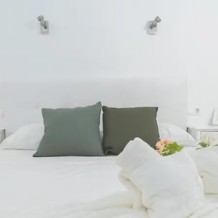 Beautiful Coastal 3-bedroom - 1 Minute Away From Apartman