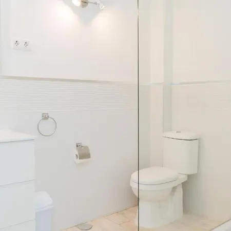 Beautiful Coastal 3-bedroom - 1 Minute Away From Apartman *